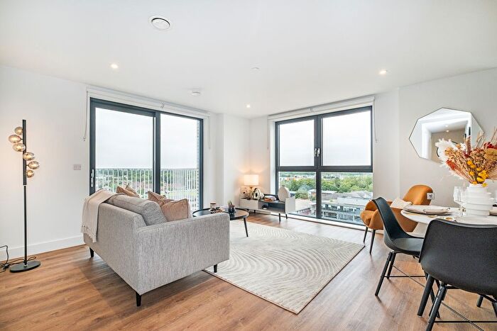 2 Bedroom Flat To Rent In Garden Boulevard, Maidenhead, SL6