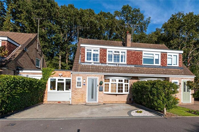 3 Bedroom Semi-Detached House For Sale In Nightingale Close, Luton, Bedfordshire, LU2