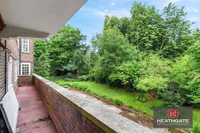 2 Bedroom Flat For Sale In Lyttelton Road, London, N2