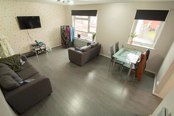 4 Bedroom Apartment To Rent In Westfield Court, Hyde Park, Leeds, LS3