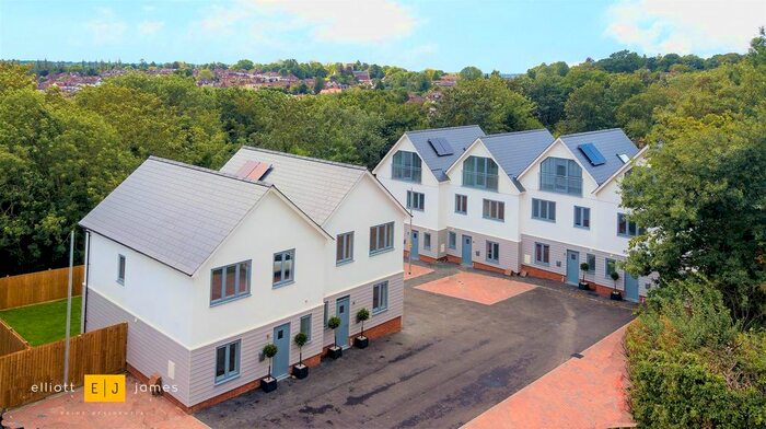 3 Bedroom Semi-Detached House To Rent In Trevelyan Gardens, Loughton, IG10