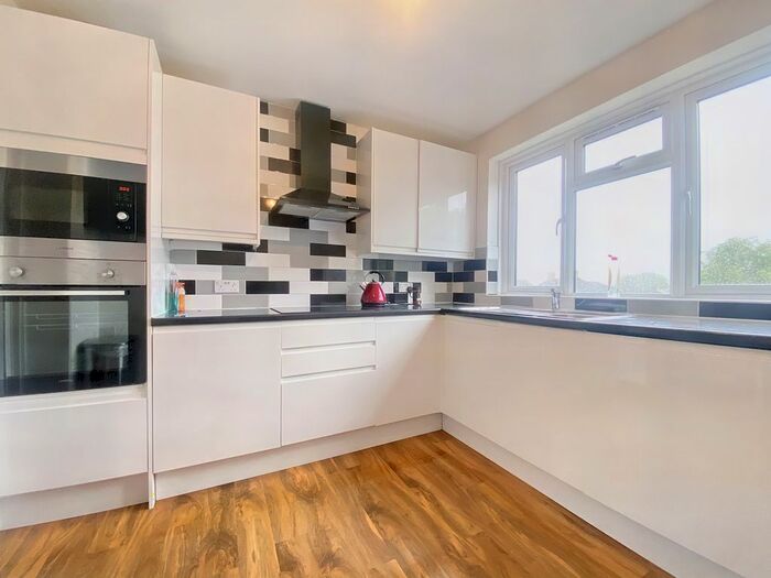 2 Bedroom Flat To Rent In Hillingdon Road, Uxbridge, Middlesex, UB10