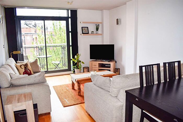 2 Bedroom Flat To Rent In City Gate, Blantyre Street, Castlefield, Manchester, M15