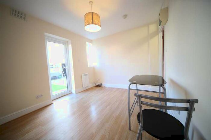 Flat To Rent In Tynemouth Drive, Enfield, EN1