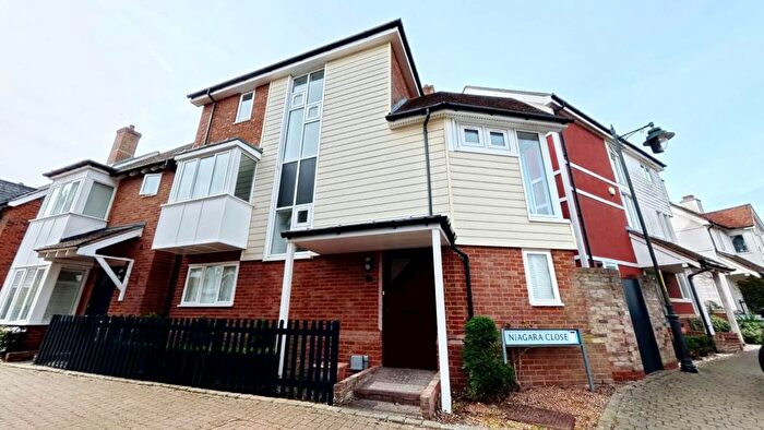 4 Bedroom Semi Detached House For Sale In Niagara Close, Kings Hill, West Malling, ME19