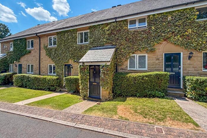 2 Bedroom Flat For Sale In Harlow Court, Park Avenue, Roundhay, Leeds, LS8