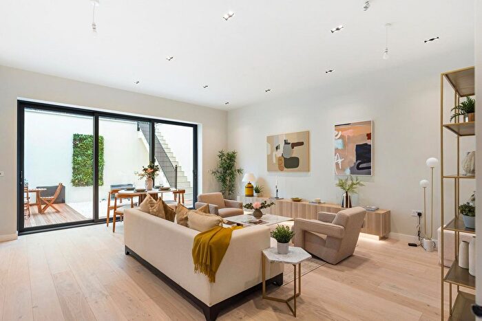 3 Bedroom Flat For Sale In Creswick Road, London, W3