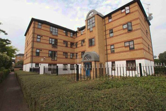 2 Bedroom Flat To Rent In Windsock Close, Surrey Quays, London, SE16