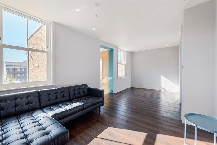 2 Bedroom Flat For Sale In Stile Hall Gardens, London, W4