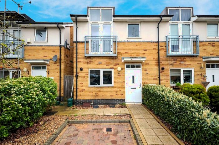 3 Bedroom Semi-Detached House To Rent In Founders Close, Northolt, UB5
