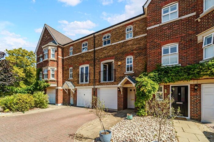 3 Bedroom Town House For Sale In Cavendish Walk, Epsom, KT19