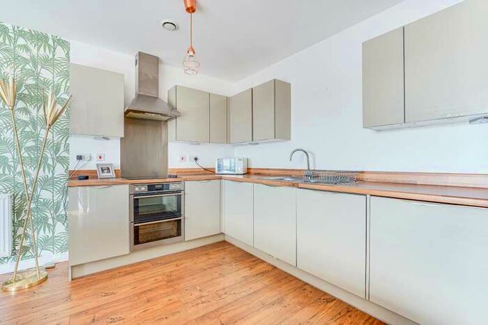 3 Bedroom Flat To Rent In Bellevalia Court, Hackney, E5