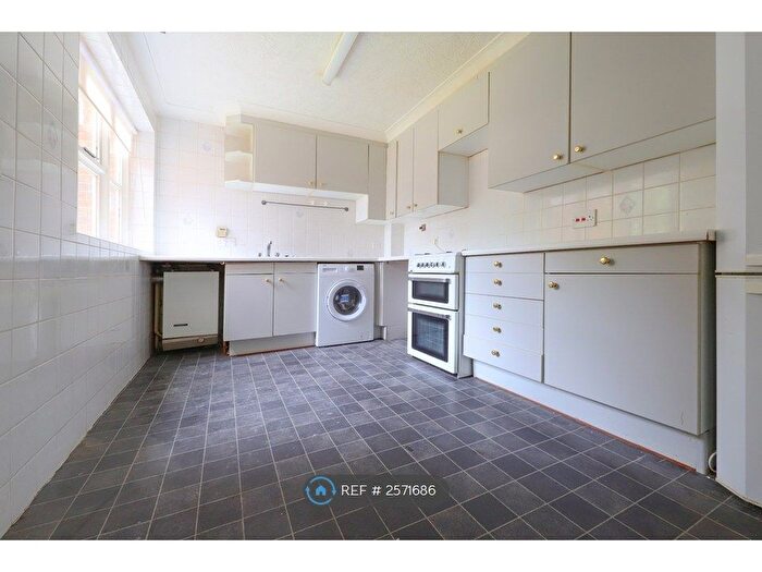 2 Bedroom Flat To Rent In Wych Elm Lodge, Bromley, BR1