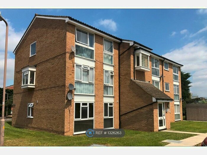 2 Bedroom Flat To Rent In Trotwood, Chigwell IG7