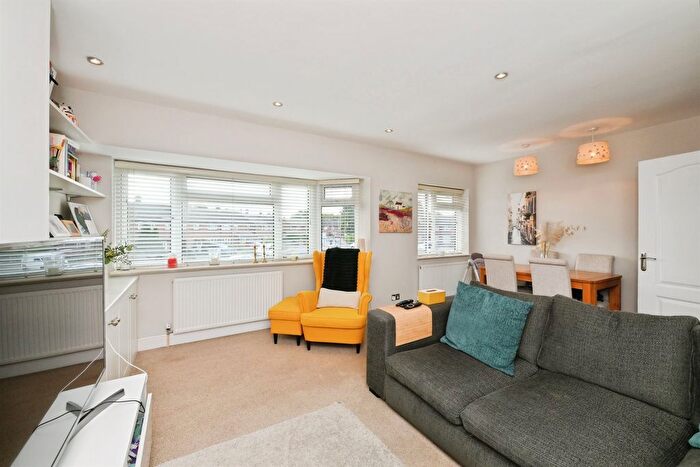 2 Bedroom Maisonette For Sale In Hollycroft, Hertford, SG14
