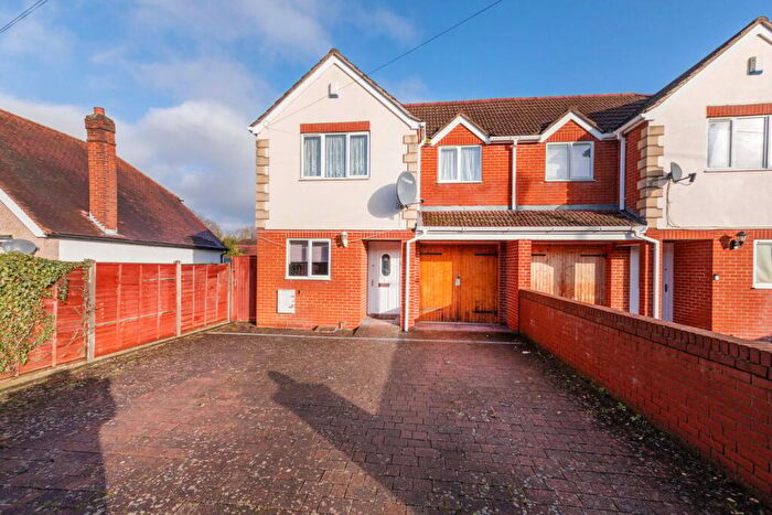 4 Bedroom Semi Detached House For Sale In Downs Road, Langley, SL3
