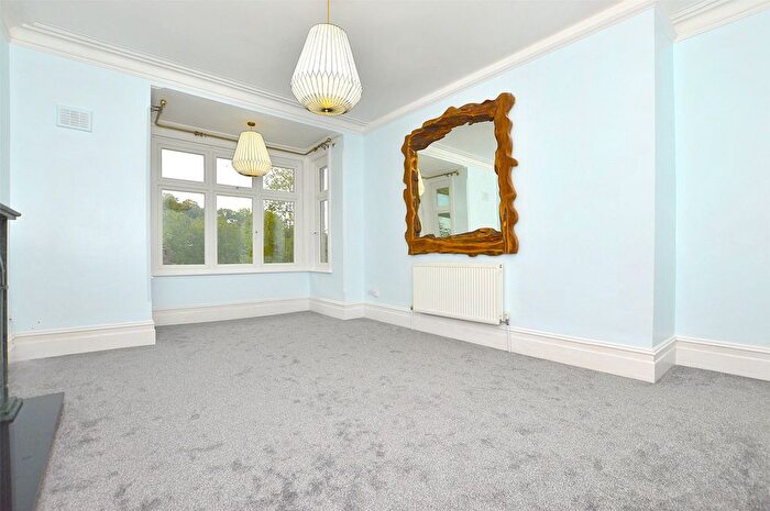 2 Bedroom Flat To Rent In Croydon Road, Caterham, Surrey, CR3