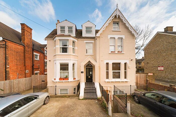 2 Bedroom Flat To Rent In Hopton Road, London, SW16