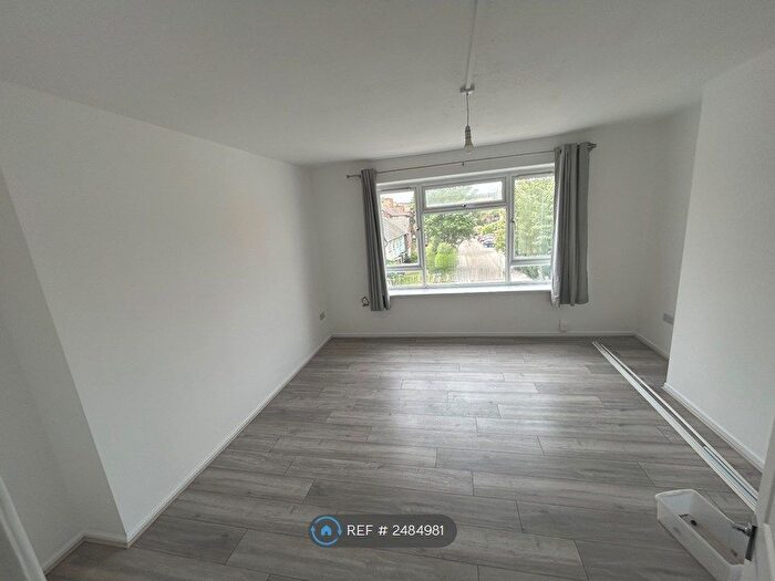 3 Bedroom Flat To Rent In Elgar House, London, N8