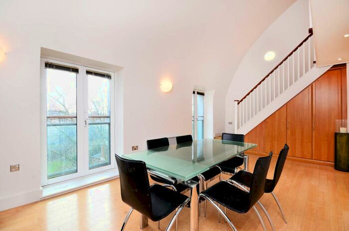 2 Bedroom Flat To Rent In Owen Street, Angel, London, EC1V