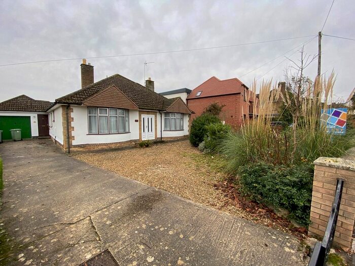 3 Bedroom Bungalow To Rent In Exeter Gardens, Stamford PE9