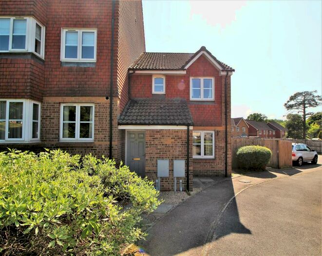 1 Bedroom Flat To Rent In Bolton Road, Maidenbower, RH10