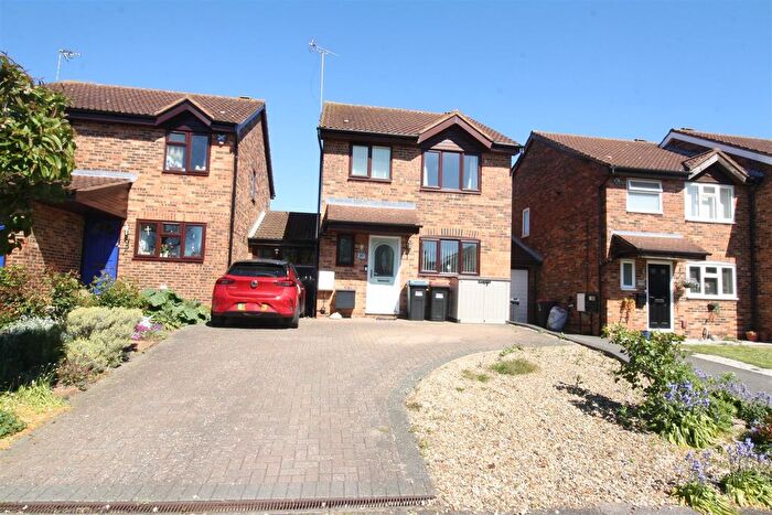 3 Bedroom Link Detached House For Sale In Chepstow Drive, Bletchley, Milton Keynes, MK3