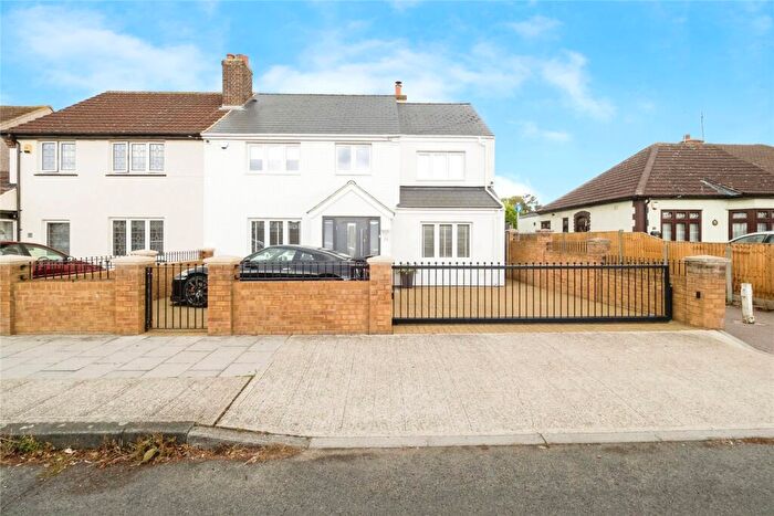 4 Bedroom Semi-Detached House For Sale In Hartland Road, Hornchurch, RM12