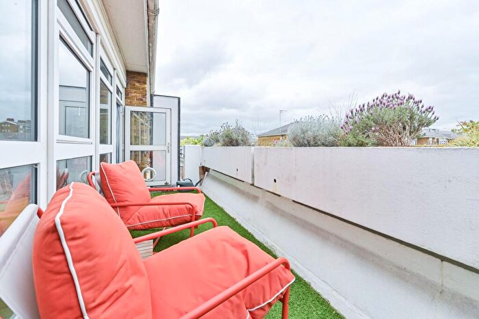 2 Bedroom Maisonette For Sale In Carew Street, Camberwell, London, SE5