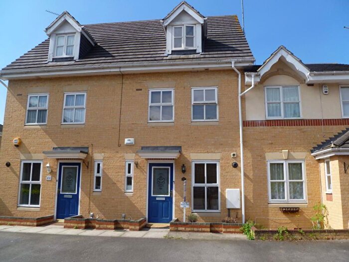 3 Bedroom Town House To Rent In Hurworth Ave, Langley, Berkshire, SL3