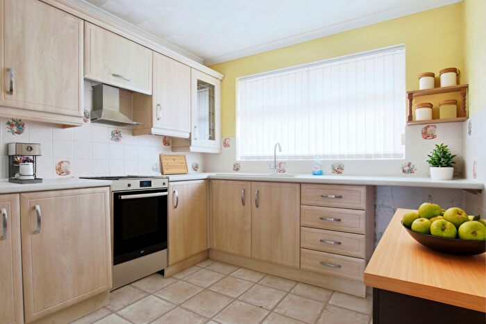 2 Bedroom Semi-Detached Bungalow For Sale In Norland Avenue, Hull, HU4