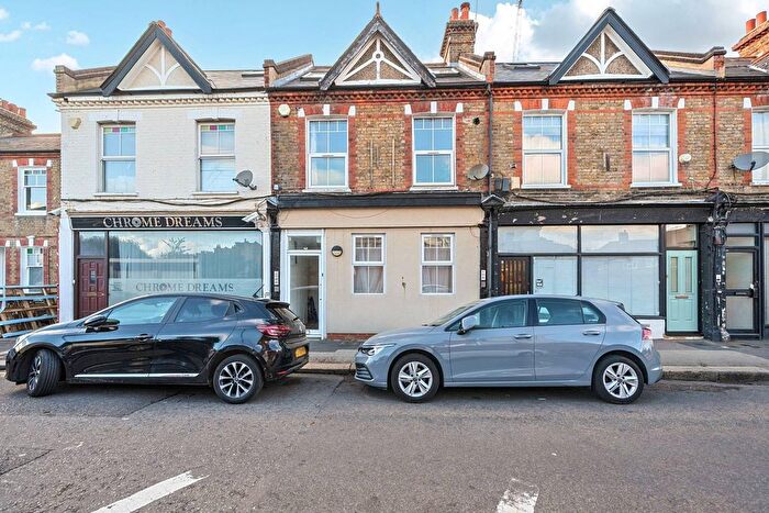 2 Bedroom Flat To Rent In Seaforth Avenue, Motspur Park, New Malden, KT3