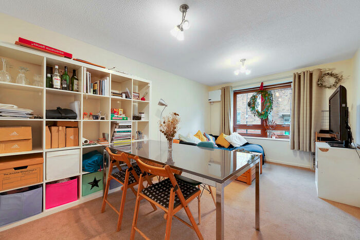 2 Bedroom Flat To Rent In Lofting Road, London, N1