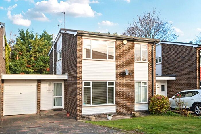 3 Bedroom Link Detached House For Sale In Lankton Close, Beckenham, Kent, BR3