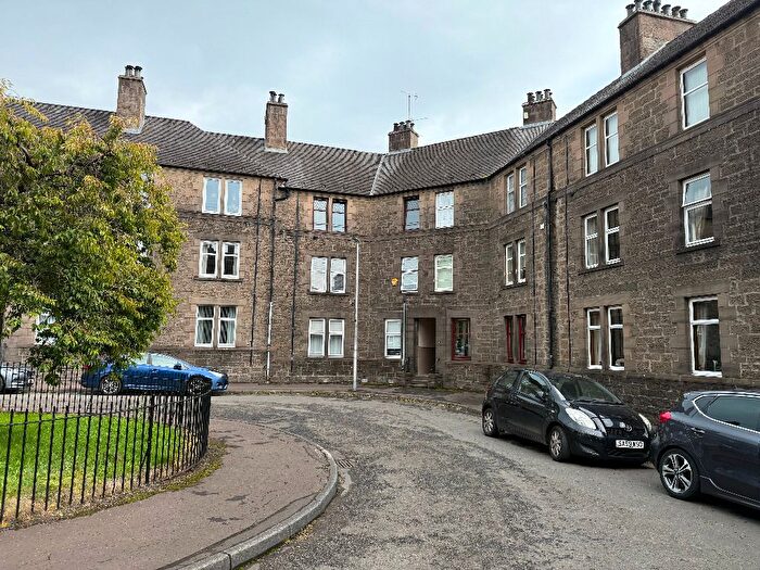 3 Bedroom Flat To Rent In Morgan Place, Stobswell, Dundee, DD4