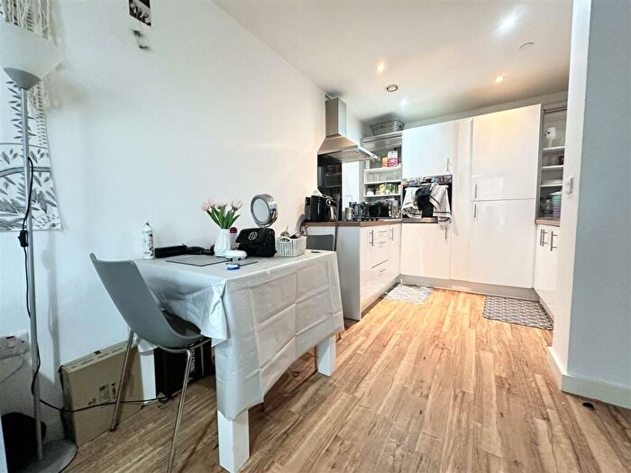 1 Bedroom Flat For Sale In Michigan Avenue, Salford, M50
