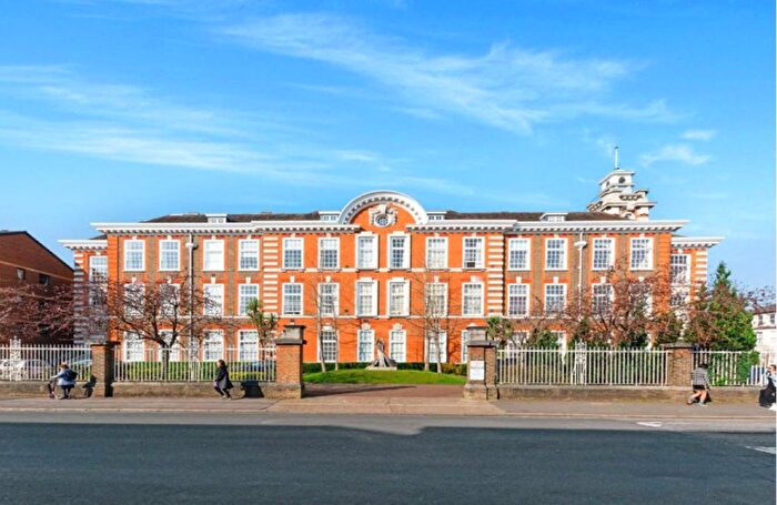 3 Bedroom Flat To Rent In Southey Road, London, SW19