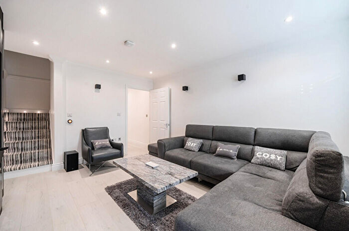 2 Bedroom Semi-Detached House For Sale In Wrythe Green Road, Carshalton, SM5