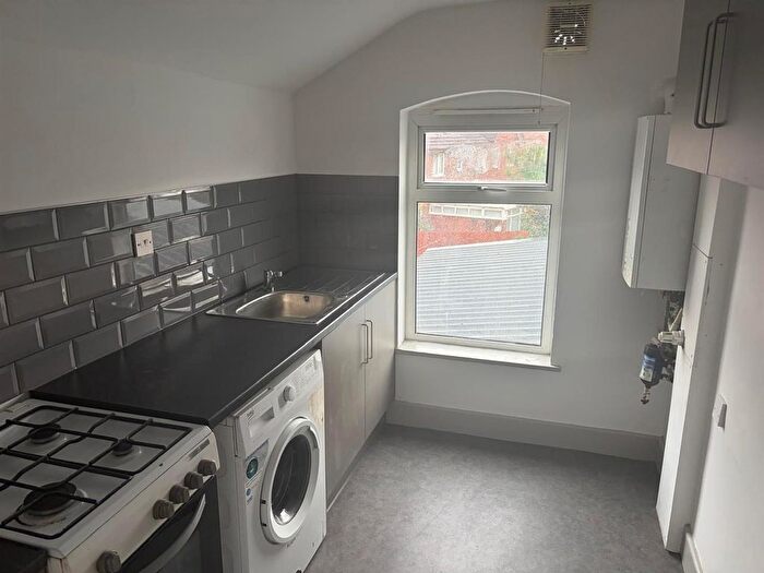 2 Bedroom Flat To Rent In Cape Hill, Smethwick, B66