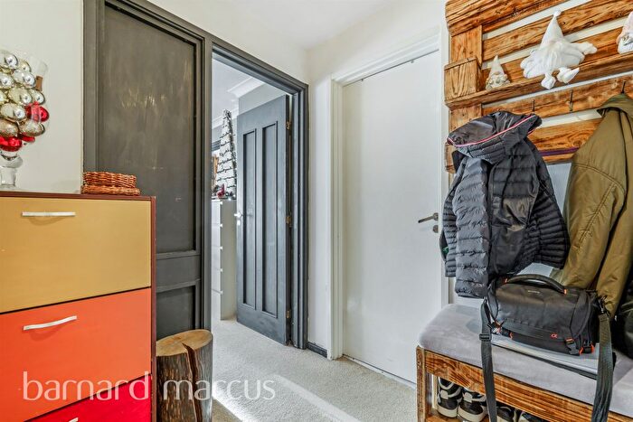 1 Bedroom Flat For Sale In Deerhurst Close, Feltham, TW13