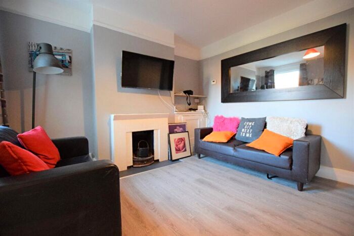 5 Bedroom Semi Detached House To Rent In Bed Student House - Tudor Road, CT1