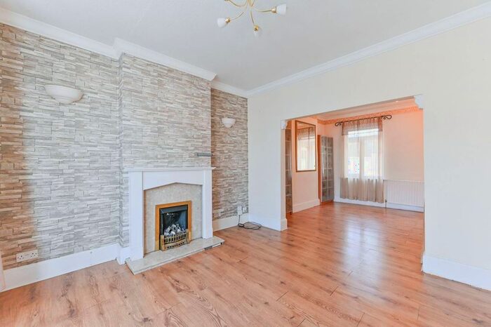 2 Bedroom Flat To Rent In South Lane, New Malden, KT3