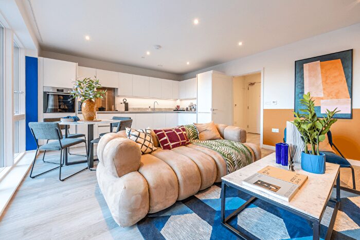 2 Bedroom Flat For Sale In Bell Road, Hounslow, TW3