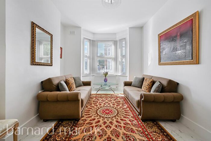 2 Bedroom Flat For Sale In Mossbury Road, London, SW11