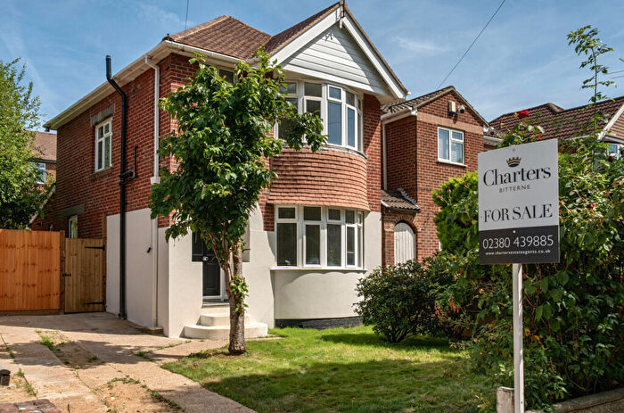 3 Bedroom Detached House For Sale In Glenfield Avenue, Bitterne, Southampton, Hampshire, SO18