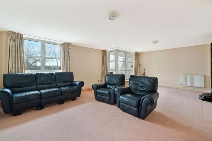 2 Bedroom Apartment For Sale In Barrier Point Road, London, E16