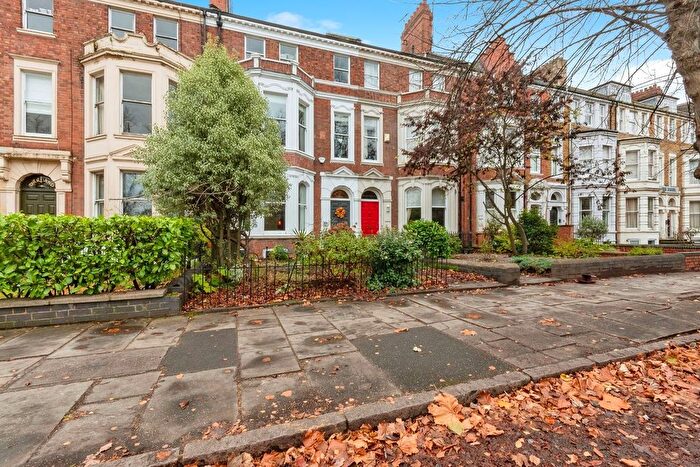 6 Bedroom Terraced House For Sale In East Park Parade, Northampton, NN1