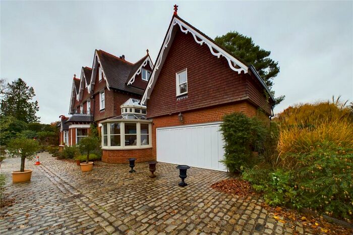 Apartment To Rent In Clay Hall Lane, Copthorne, Crawley, Surrey, RH10