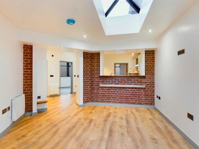 2 Bedroom Flat To Rent In Torquay Road, Paignton, TQ3