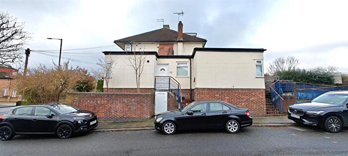 1 Bedroom Flat To Rent In Woodfield Drive, East Barnet, EN4